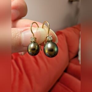 Vintage 8ct Gold and Black Pearl Earrings